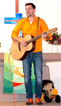 Bild LIVE mit Fridolin und Gitarre